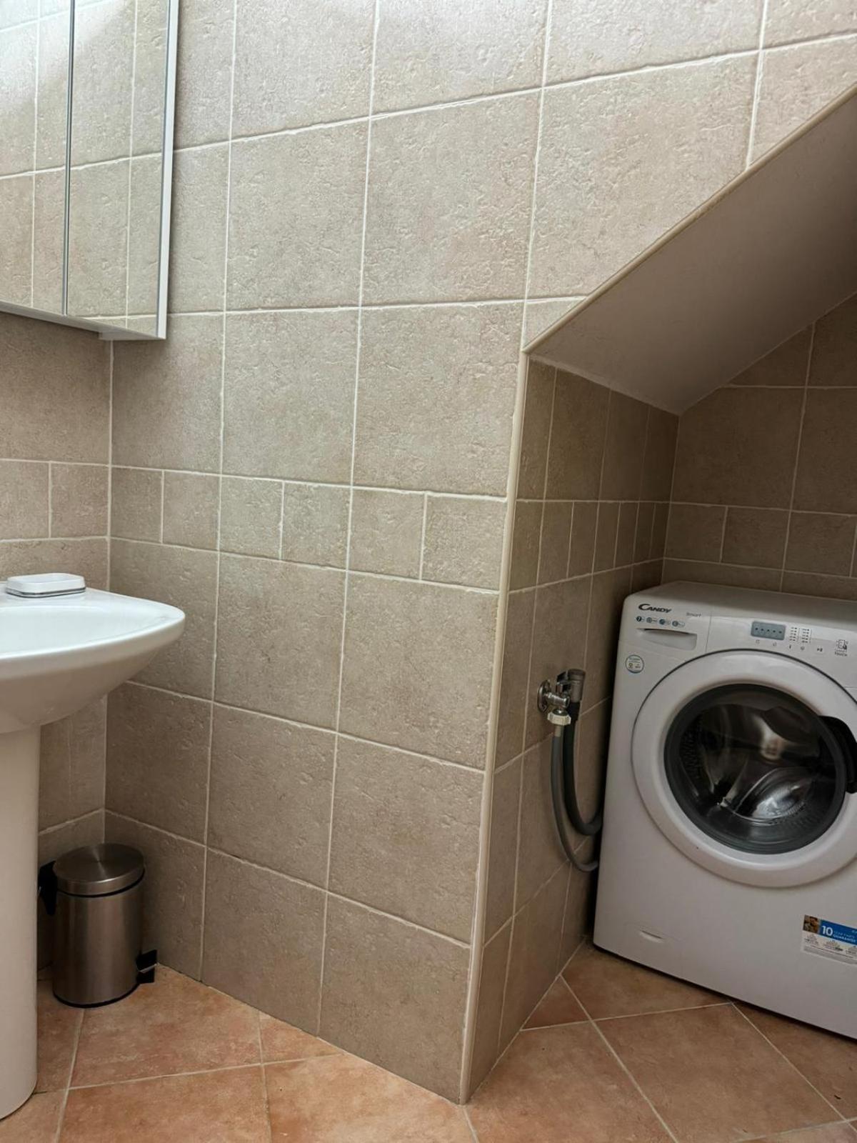 Apartman Lovely Split Level With Sea View, Pool, Free Parking And Wifi