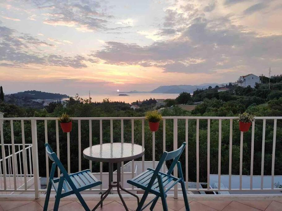 Lovely Split Level With Sea View, Pool, Free Parking And Wifi Apartment *