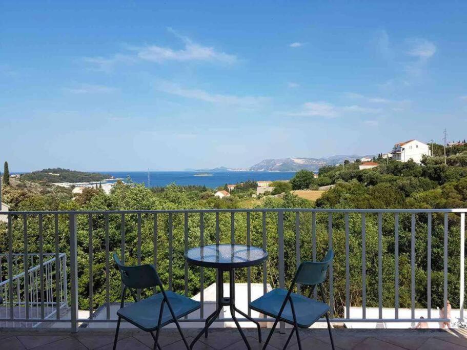 Apartment Lovely Split Level With Sea View, Pool, Free Parking And Wifi