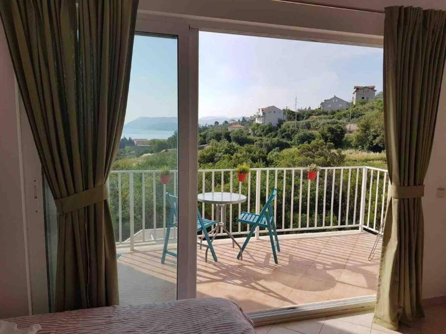 Lovely Split Level With Sea View, Pool, Free Parking And Wifi Apartment Cavtat