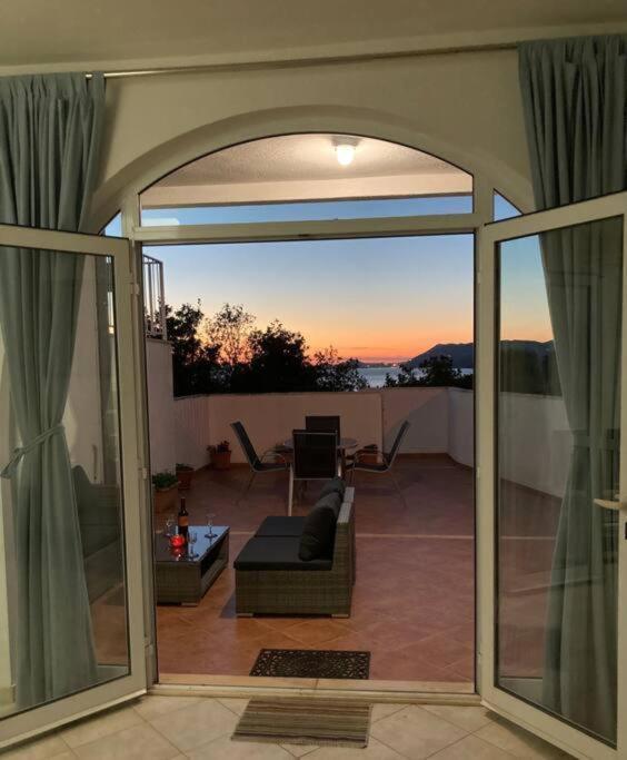 Apartment Lovely Split Level With Sea View, Pool, Free Parking And Wifi Cavtat