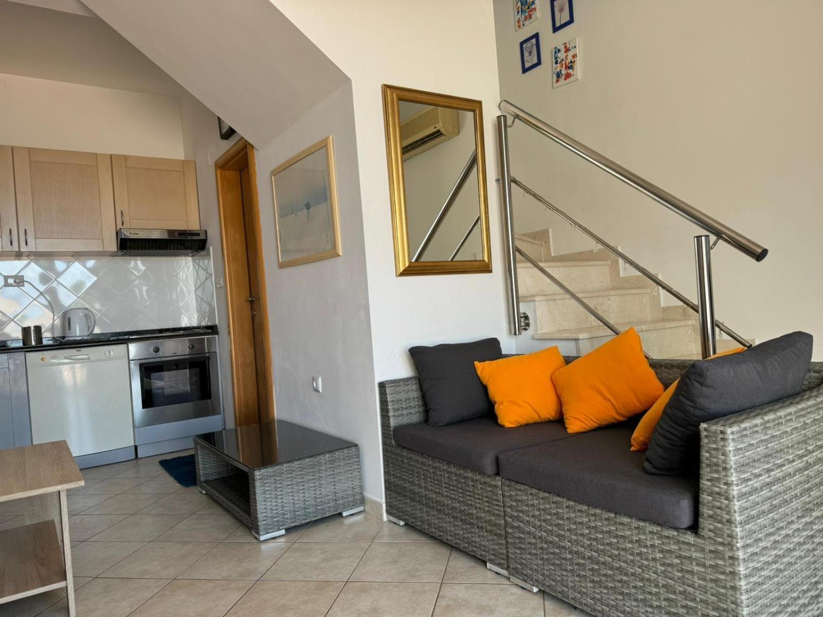 Lovely Split Level With Sea View, Pool, Free Parking And Wifi Apartment