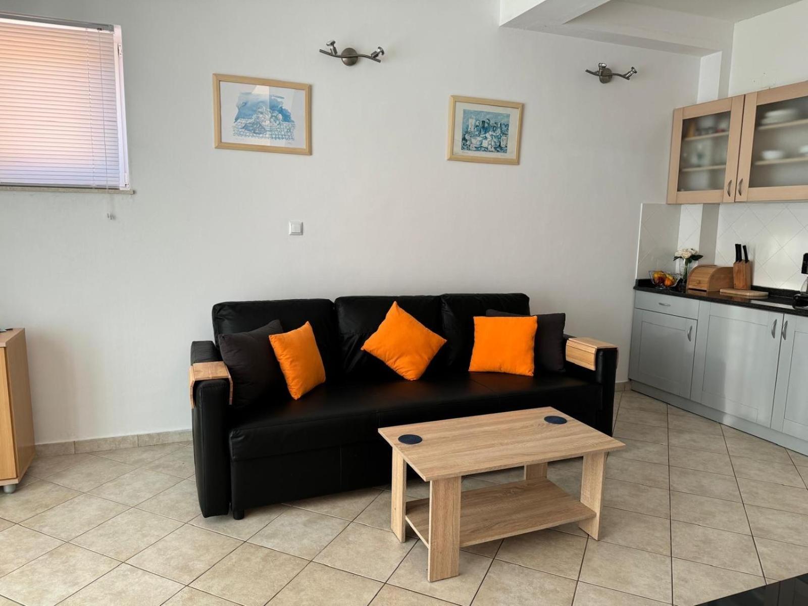 Lovely Split Level With Sea View, Pool, Free Parking And Wifi Cavtat